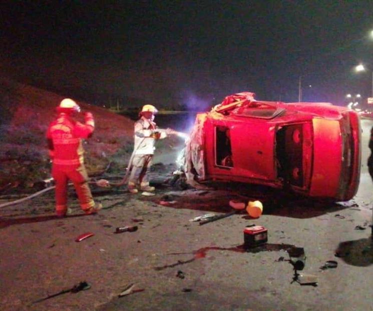 Roba auto, se estrella y muere