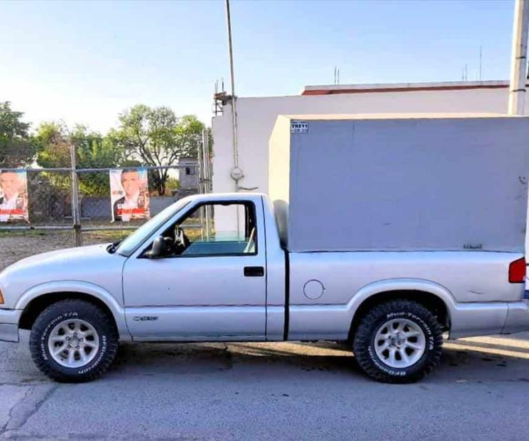 Caen dos en camioneta robada