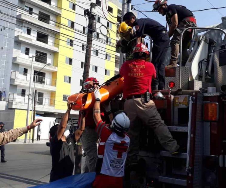 Sufre trabajador descarga eléctrica Sufre trabajador descarga eléctrica