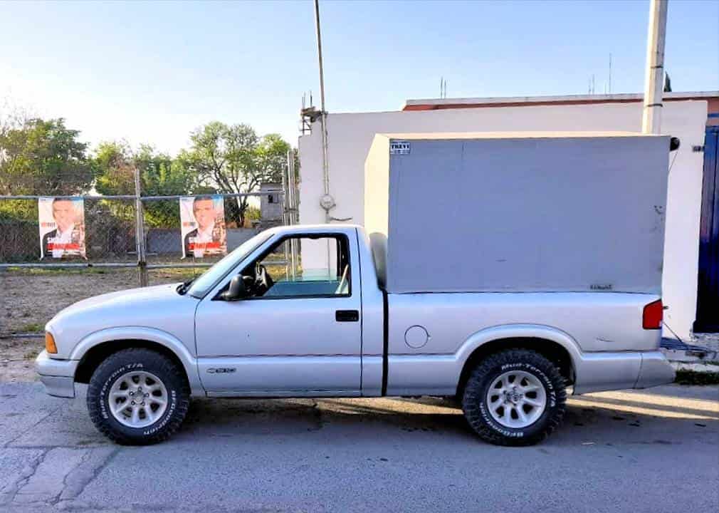 En una camioneta con reporte de robo fueron detenidos dos hombres, uno de ellos menor de edad