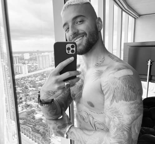Maluma recibe la vacuna anticovid