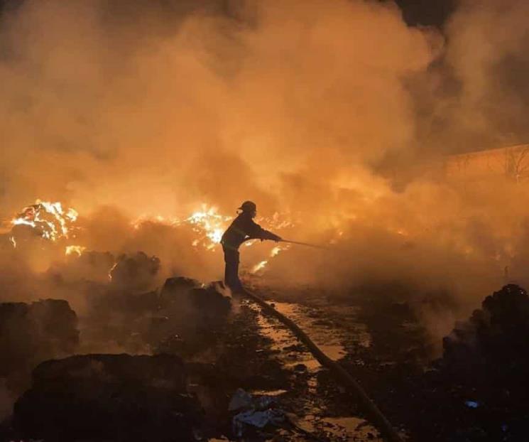 Arde empresa recicladora en Escobedo