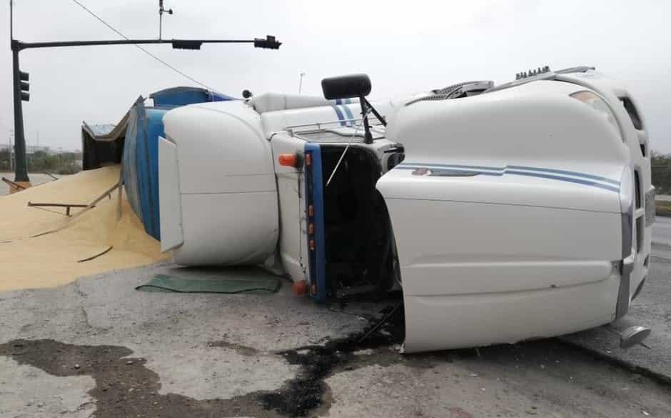 Terminó con varias lesiones, después de volcar un tráiler cargado con 53 toneladas de harina de Soya