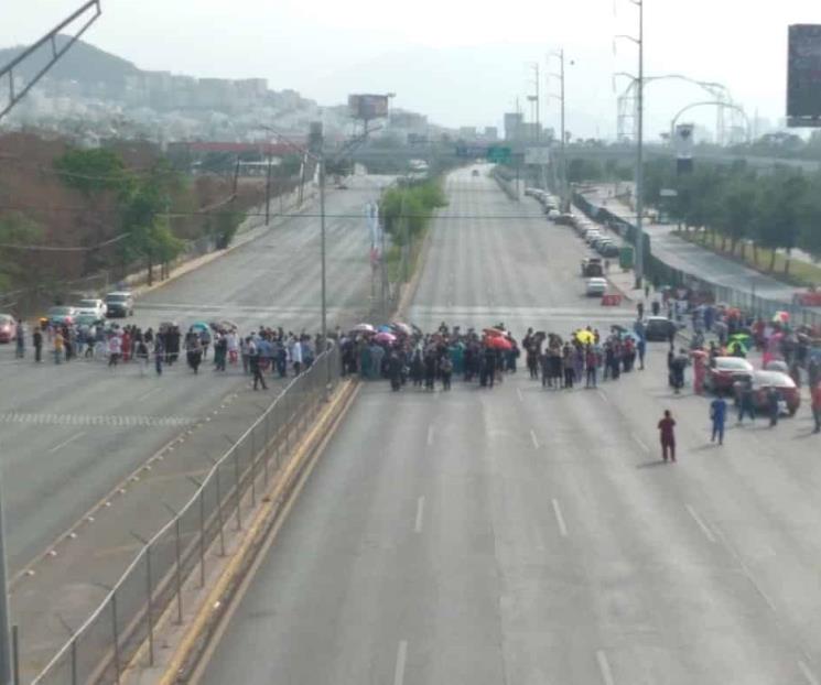 Exigen médicos con bloqueo ser vacunados