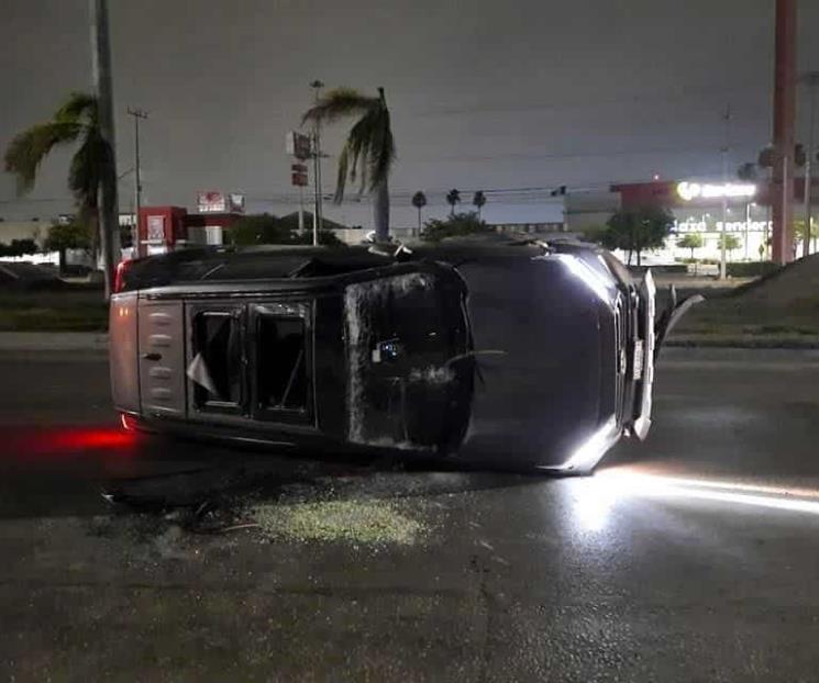 Vuelca camioneta en Escobedo