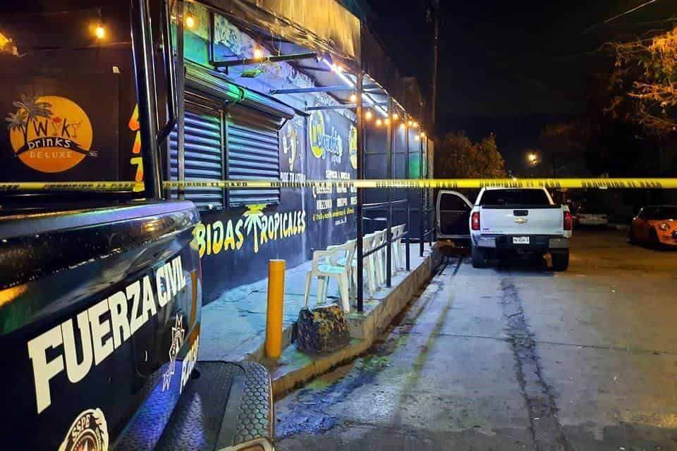El pistolero accionó un arma de alto poder, contra la fachada de un local especializado en venta de bebidas tropicales