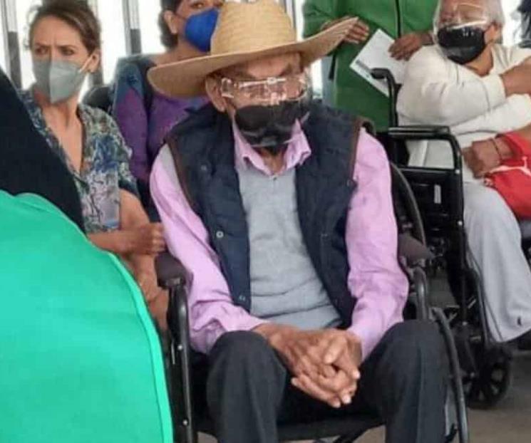 Captan a Luis Echeverría en vacunación contra Covid-19 en CU