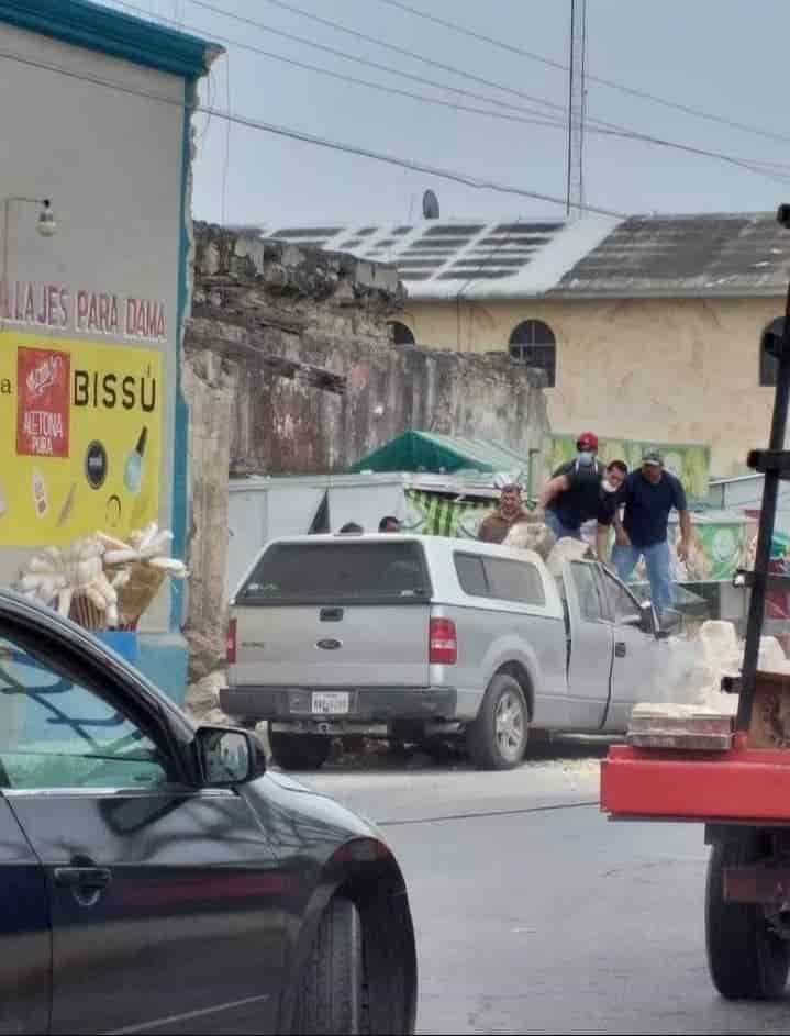 La pareja de la tercera edad, murió la desplomarse sobre su camioneta, la barda de la Antigua Casa de la Moneda