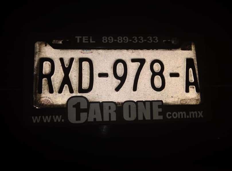 Roban placa de auto y los detienen