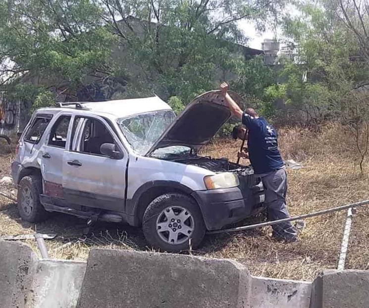 Resultan dos lesionados en volcadura