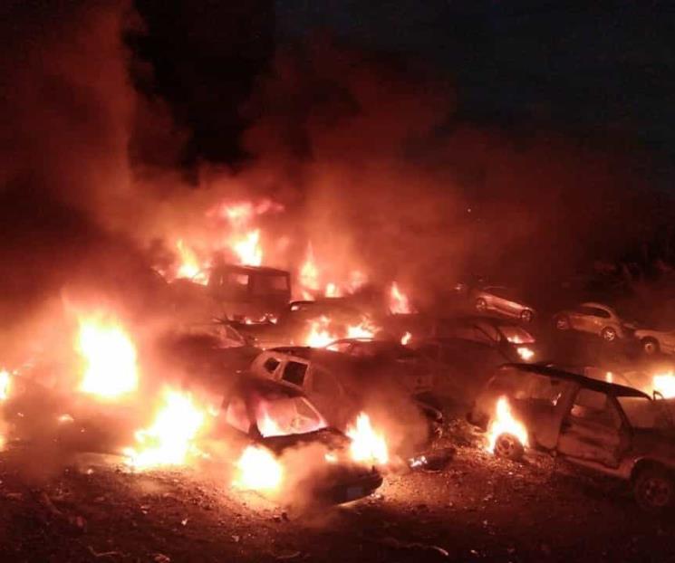 Destruye incendio 200 autos en corralón