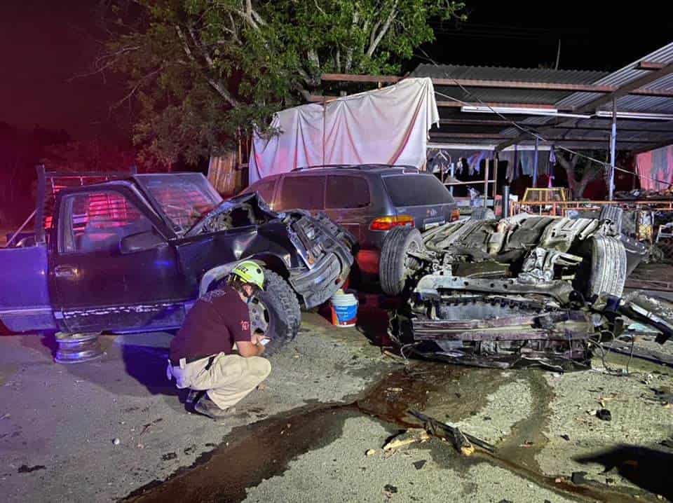 Murió prensado en el interior de su vehículo, al estrellarse contra dos postes y una camioneta