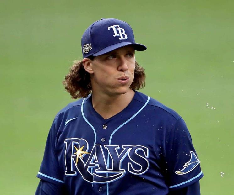 Pitcher de Rays sufre calambre en pleno juego