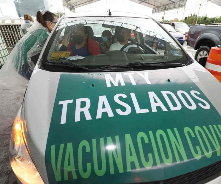 Brindan traslado a regios que requieren vacuna
