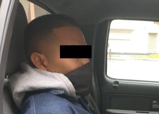 Insulta a policías que le piden usar cubrebocas