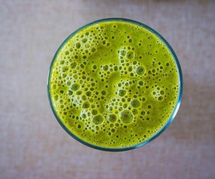 Jugo de piña, apio y nopal para depurar el organismo