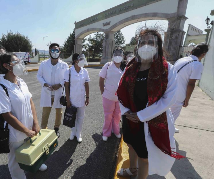 Vacunan en Toluca a once médicos privados amparados