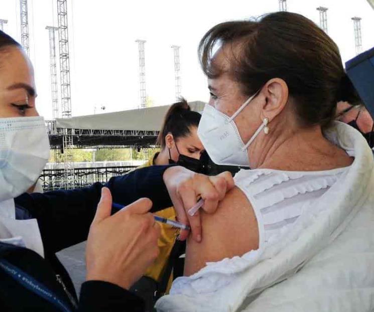Baten récord; Ssa vacuna a 556 mil 473 en un día