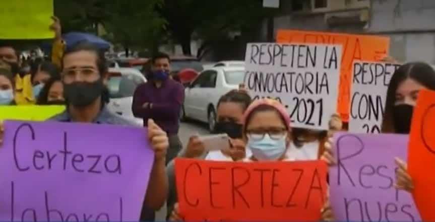 Protestan maestros para exigir respeto