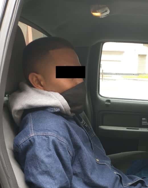 Molesto después de que le llamaron la atención por no usar cubrebocas, un hombre comenzó a insultar a policías