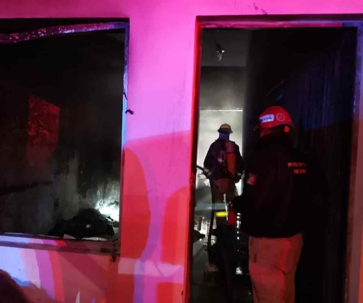 Intoxica incendio a par de hermanos