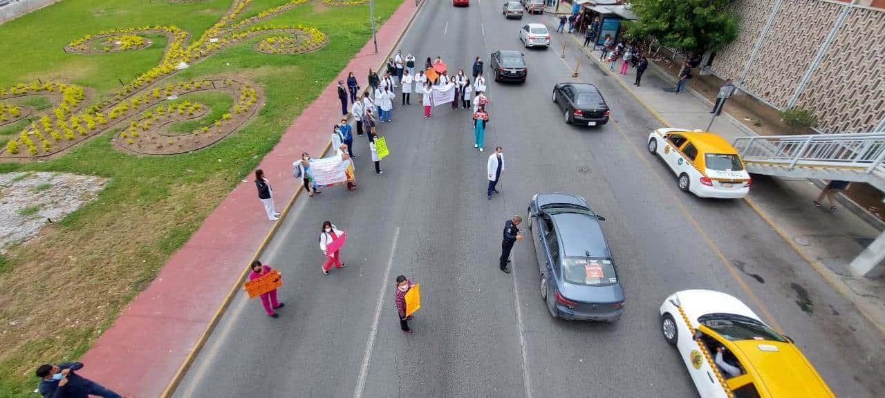 Toman de nuevos médicos calles de Monterrey