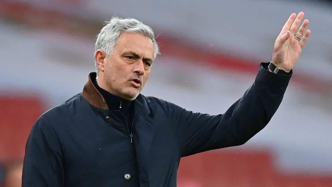 Despide Tottenham a Mourinho