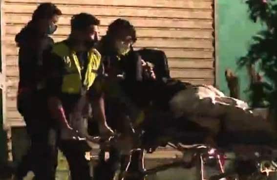 En el momento en que se encontraban ingiriendo bebidas embriagantes , dos hombres fueron baleados