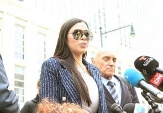 Pasa Emma 22 horas al día en una celda