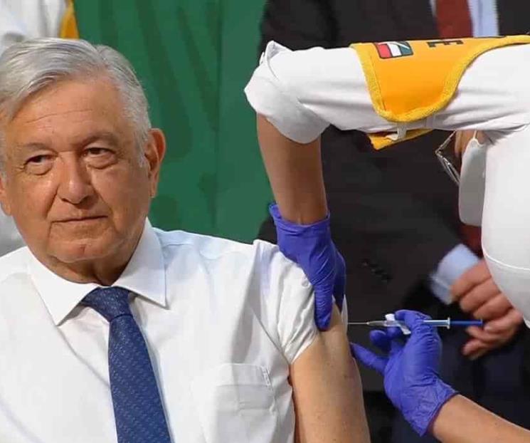 AMLO se vacuna contra Covid-19; le aplican la AstraZeneca