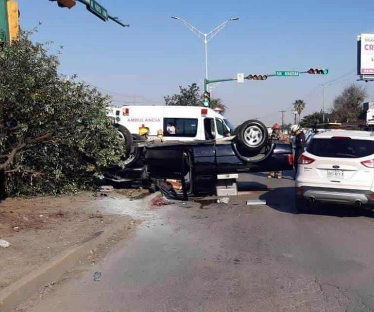 Vuelca camioneta por correlón