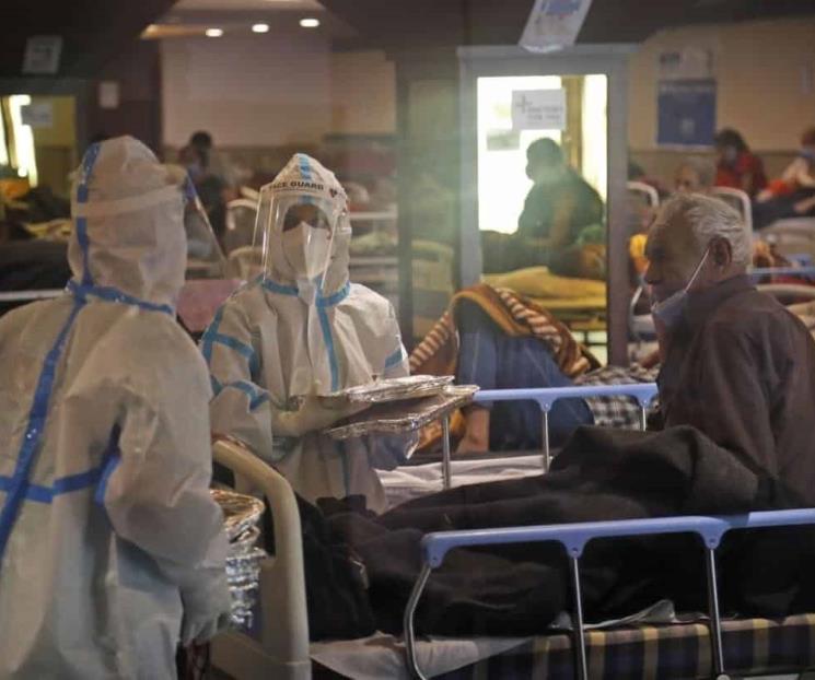 Colapsan hospitales en India por repunte de casos