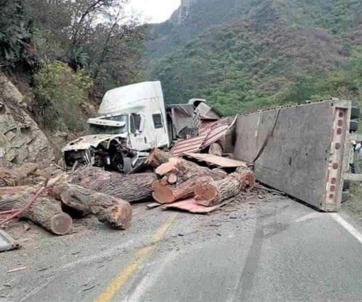 Incomunica volcadura a Iturbide