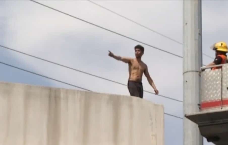 El hombre que se lanzó desde un puente en el municipio de Escobedo, continua vivo pero en estado grave