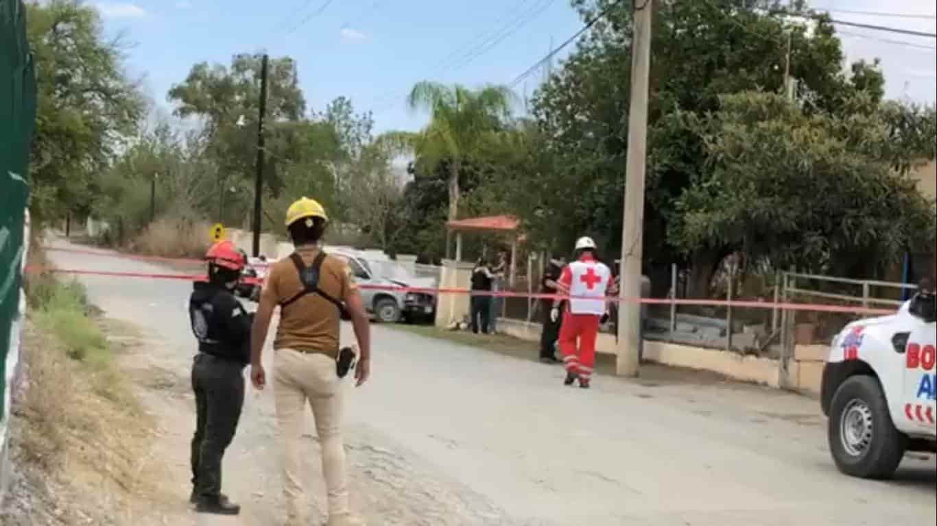 Un hombre murió al sufrir un infarto y estrellar su camioneta contra la barda de un domicilio
