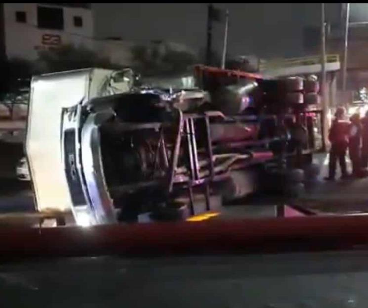 Vuelca camión cargado de papaya en Av. Garza Sada