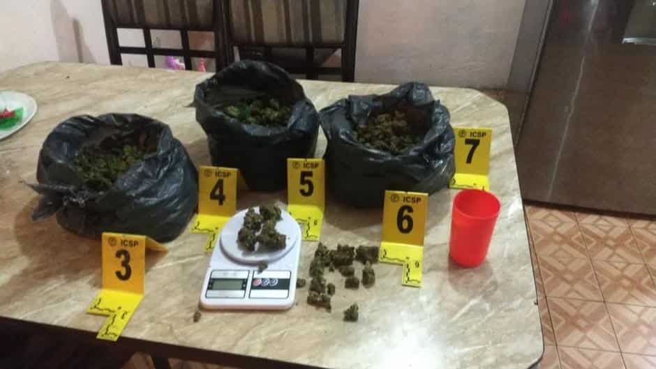 Catearon una vivienda, siendo decomisada droga y balas de diferentes calibres.
