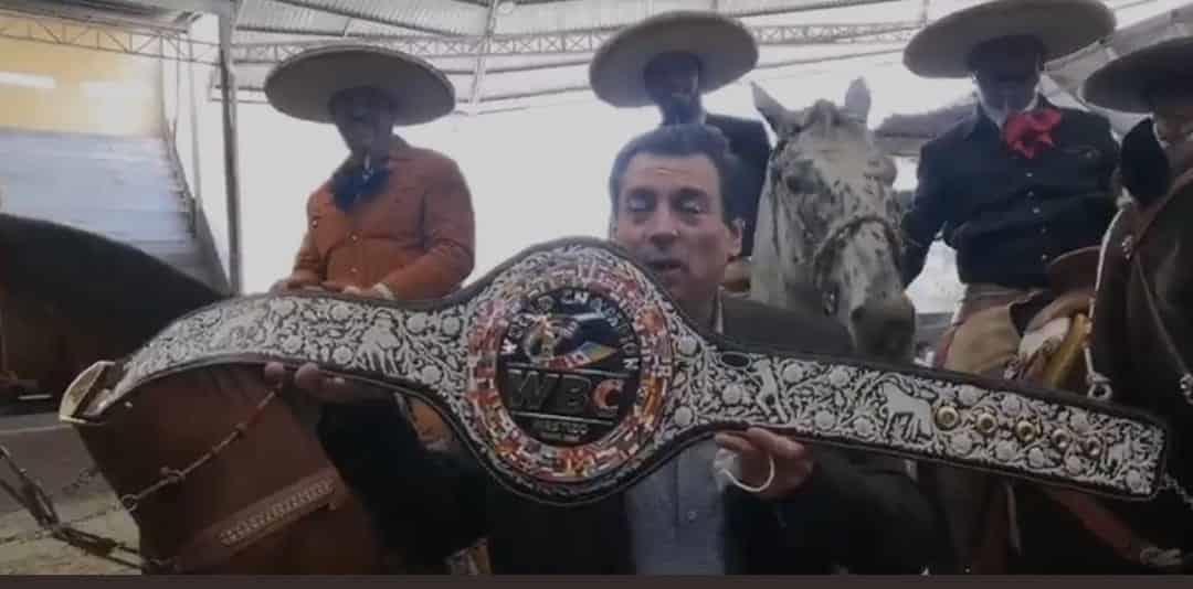 Presentan cinturón Mestizo para pelea de Canelo y Saunders