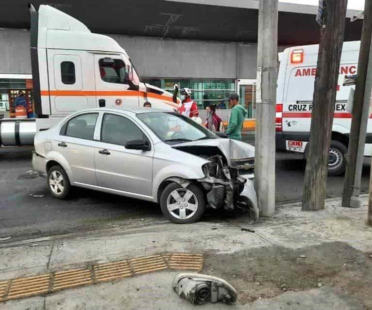 Intenta taxista escapar tras choque