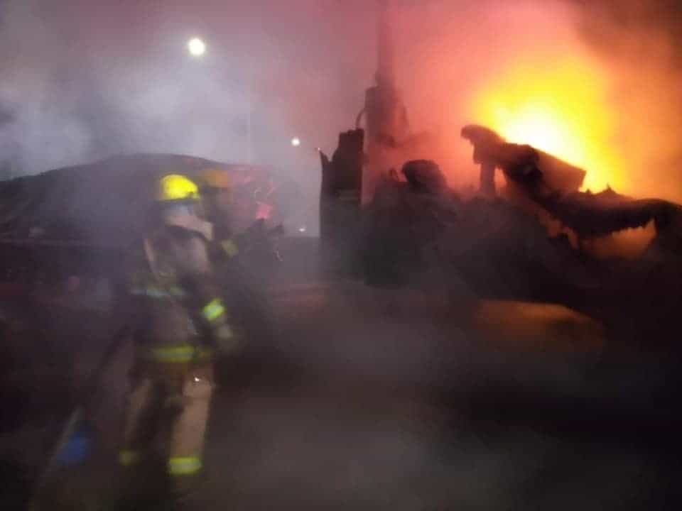Reportaron el incendio de un tráiler, frente a las instalaciones del corralón oficial