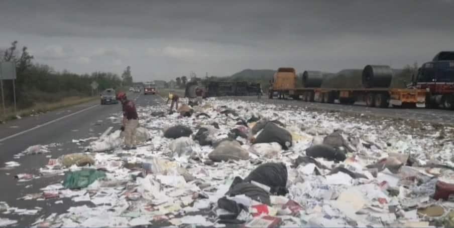 Riega carga de papel tras volcadura