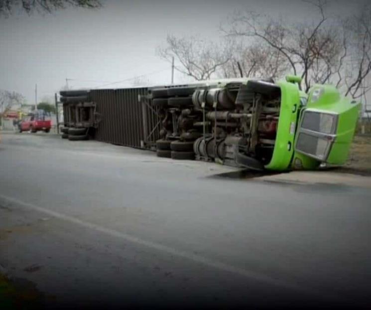 Vuelca tráiler en Apodaca