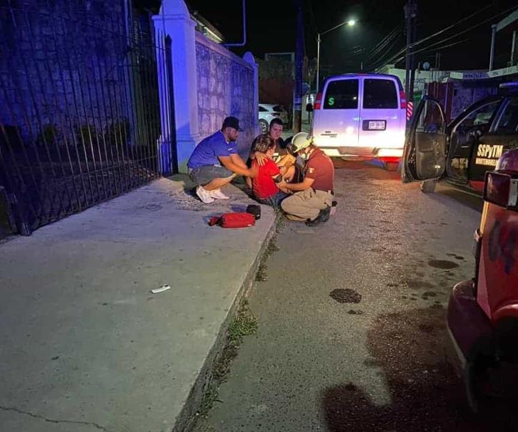 Resulta herida al estrellar auto en portón