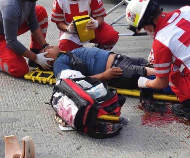 Deja choque a motociclista herido