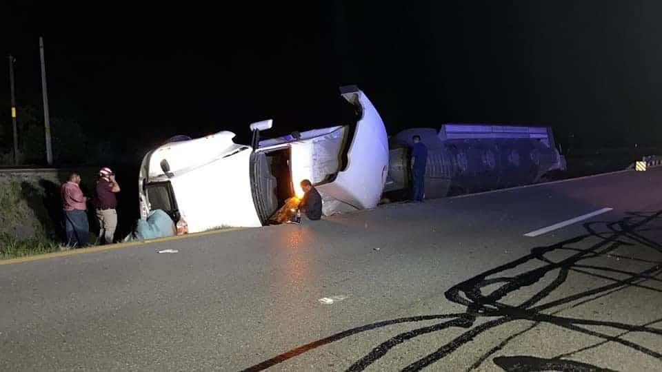 Resulta herido chofer al volcar su tráiler