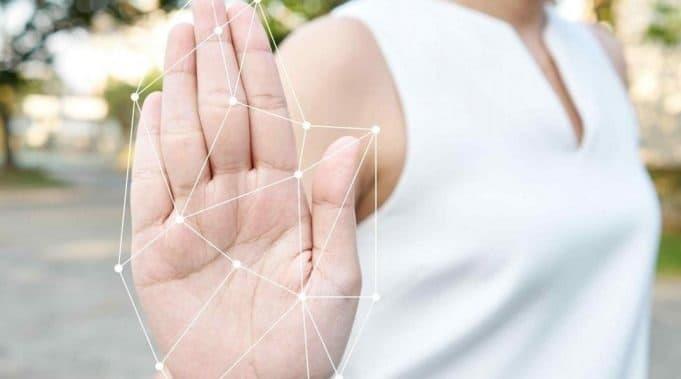Permite Amazon One pagar con la palma de la mano