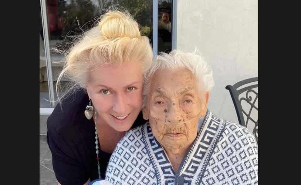 Recibe doña Eva Mange la santa unción