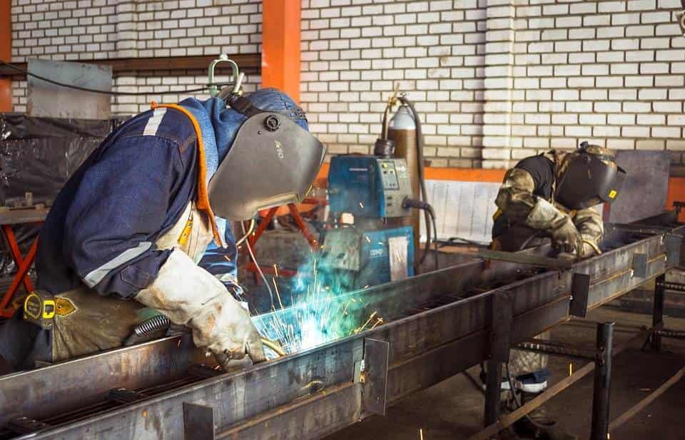 Retrocede economía 0.3% en febrero