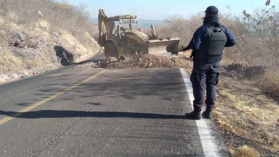 ‘Cooperas con el narco o cuello’