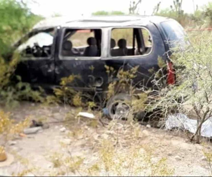 Deja volcadura dos muertos